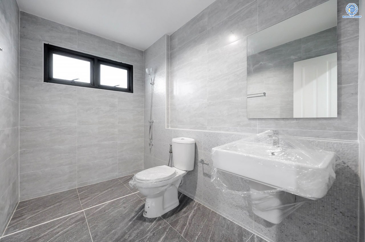 บ้านมือสองตกแต่งใหม่ โครงการ กฤษดานคร20 ปิ่นเกล้า-ติดถนนบรมราชชนนี เนื้อที่ 86 ตร.ว. บ้านเดี่ยวหลังใหญ่ พร้อมฟังก์ชัน 3 ห้องนอน 3 ห้องน้ำ 1 ห้องห้องอเนกประสงค์ จอดรถได้ 2 คัน บนทำเลเชื่อมต่อเมืองอย่างรวดเร็ว ใกล้ทางคู่ขนานลอยฟ้าบรมราชชนนี ทางด่วน "กาญจนาภิเษก" ม.มหิดล และเซ็นทรัลปิ่นเกล้า